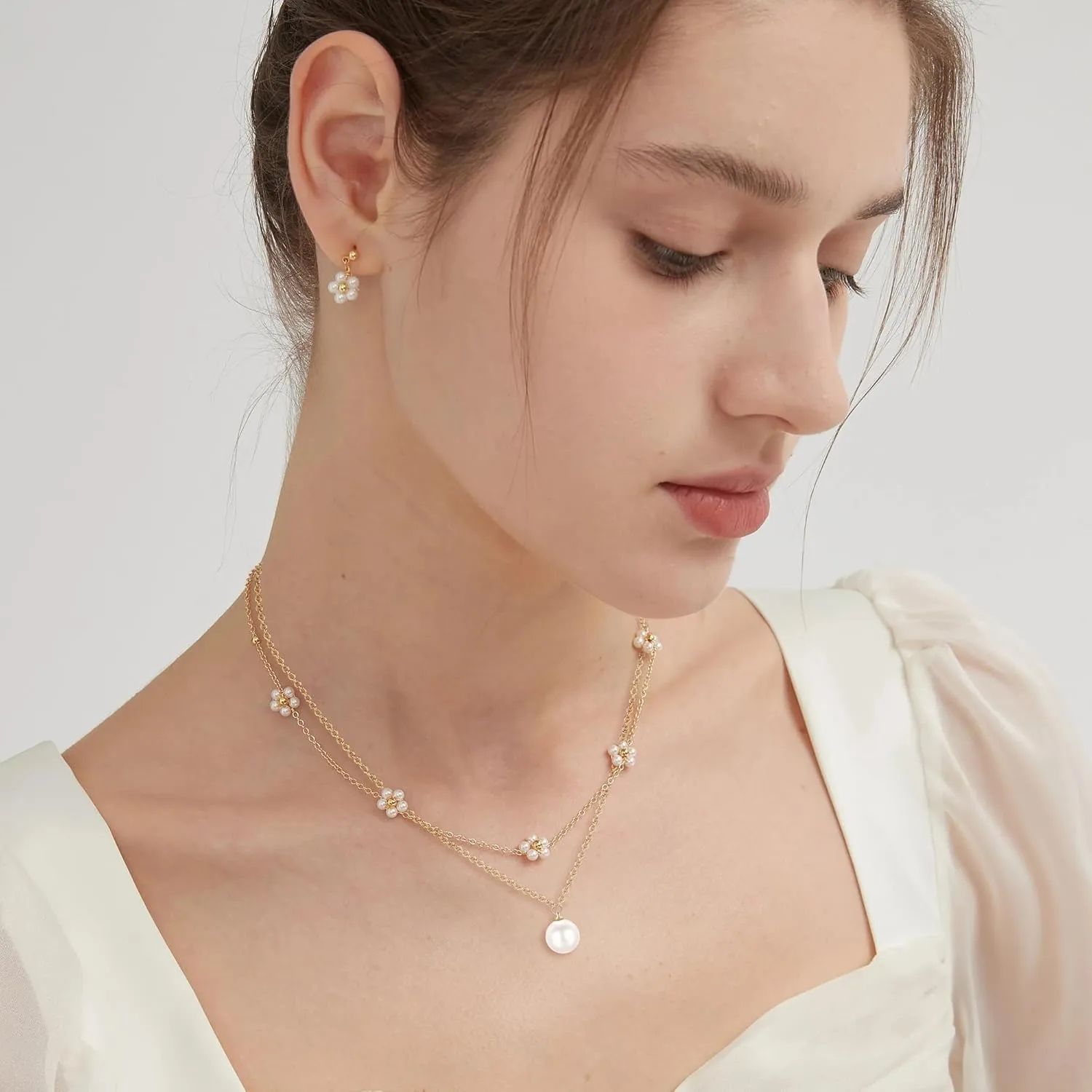 Daisy Necklace for Women Layered Pearl Necklace Set, 14k Gold Flower Necklaces as Summer Jewelry, Pretty Pearl Choker Pendant Necklace as Trendy Gold Necklace Beach Gifts for Daughter