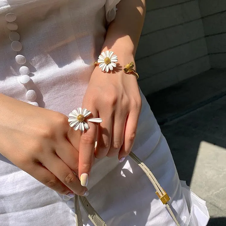 FFLACELL New Asymmetric White Enamel Daisy Flower bracelet Vintage