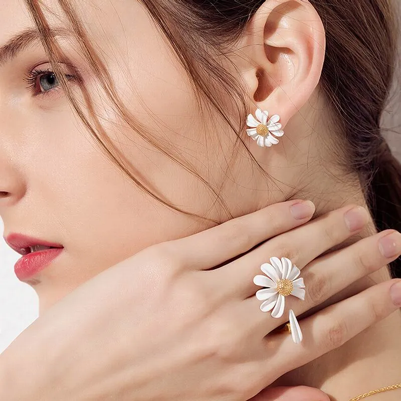 FFLACELL New Asymmetric White Enamel Daisy Flower bracelet Vintage
