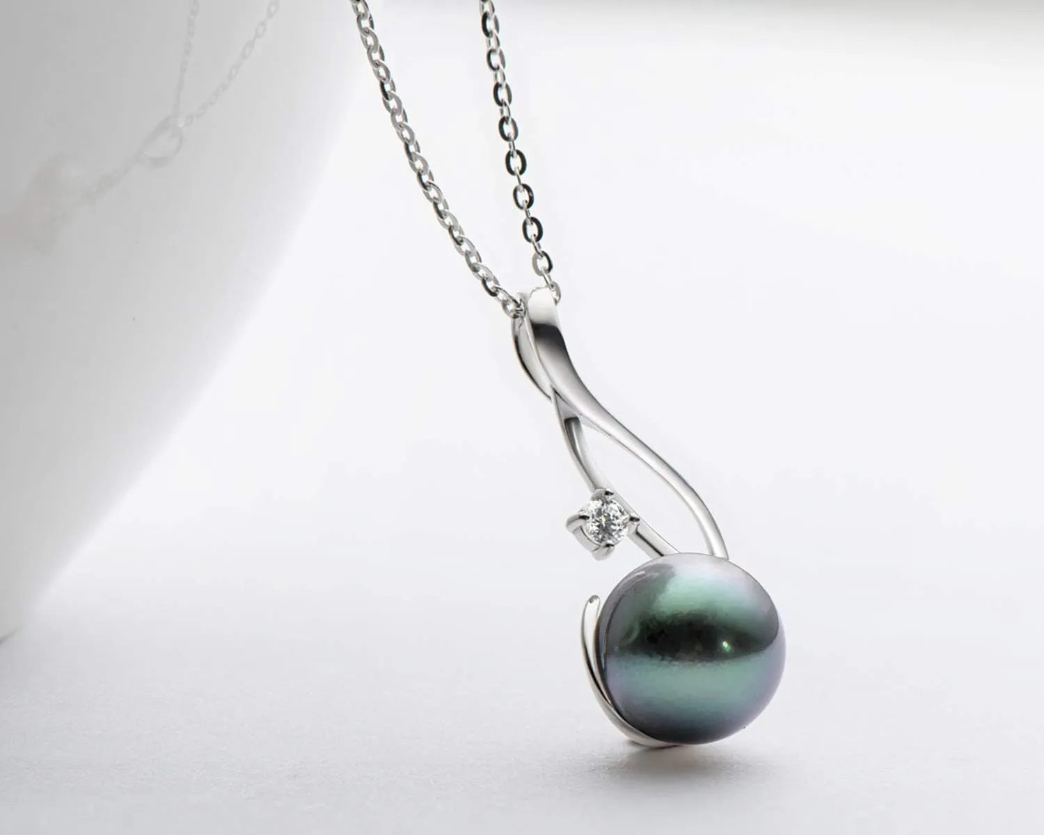 Tahitian Black Pearl Necklace for Women Genuine 9-10mm Round Tahitian Cultured Pearls Pendant 18K Gold Plated 925 Sterling Silver - Jewelry Gifts for Mom Wife Daughter