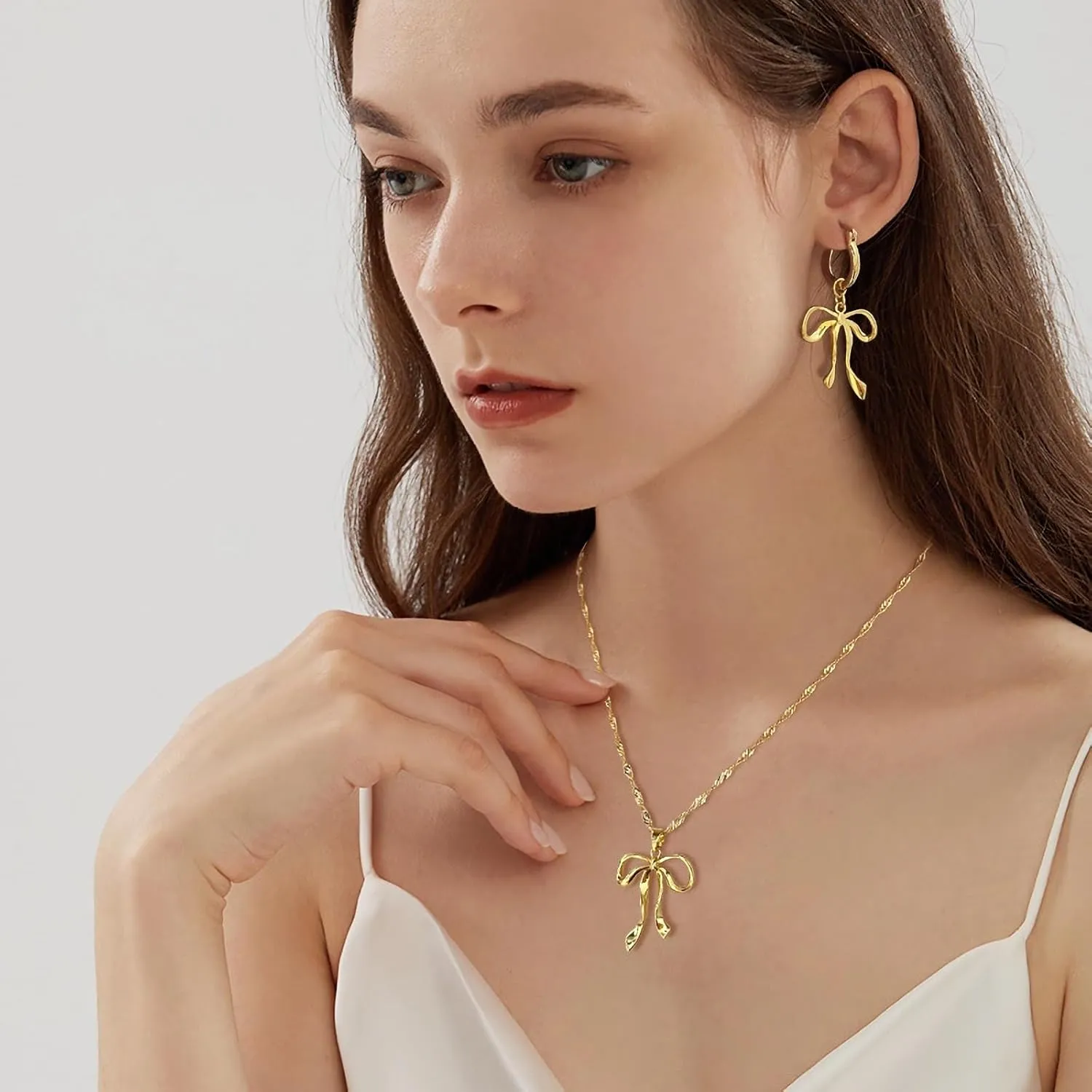 WOWORAMA Gold Bow Necklace for Women Dainty Bowknot Pendant Necklace Trendy Ribbon Bow Choker Necklace Adjustable Chain Bow Necklace Jewelry